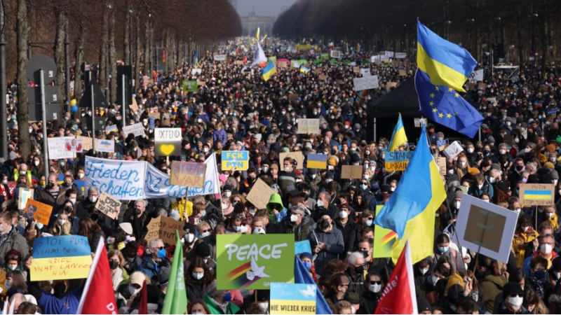 Шествия в цяла Германия с искане за мир в Украйна и против превъоръжаването на Бундесвера