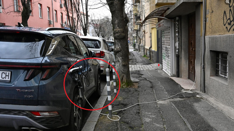 СНИМКА на джип пред блок в Стара Загора подпали мрежата, от него стърчи... 