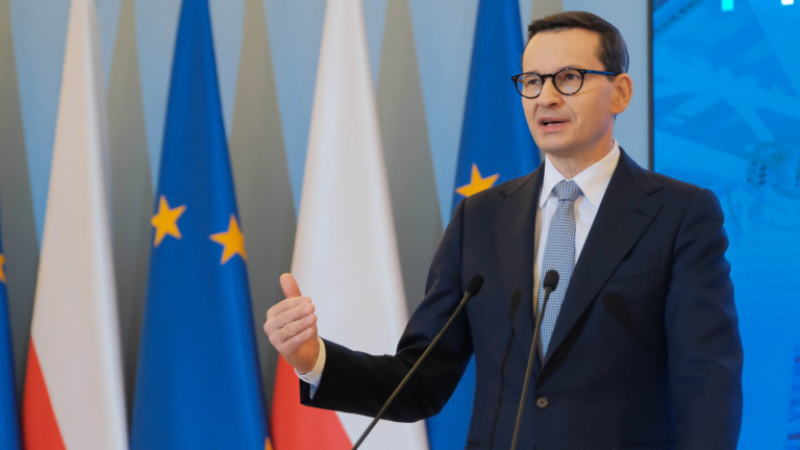 Полша заряза Макрон и търси европейска сигурност при САЩ