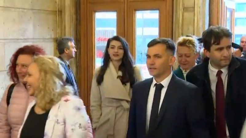 Кирил Петков влезе наперено в парламента, Лена се шмугна 
