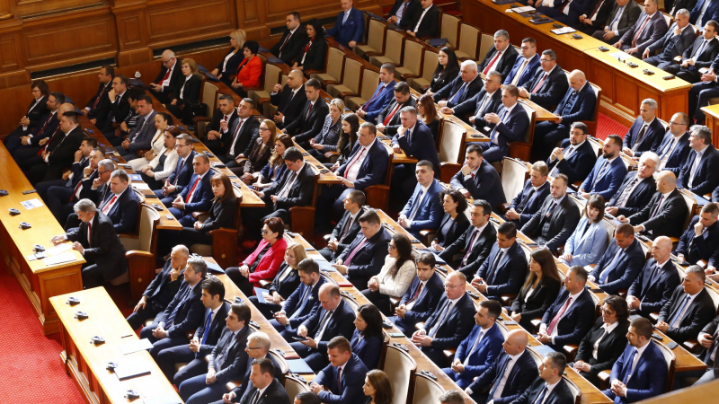 Румънските или българските депутати ядат по-евтино в стола на парламента 