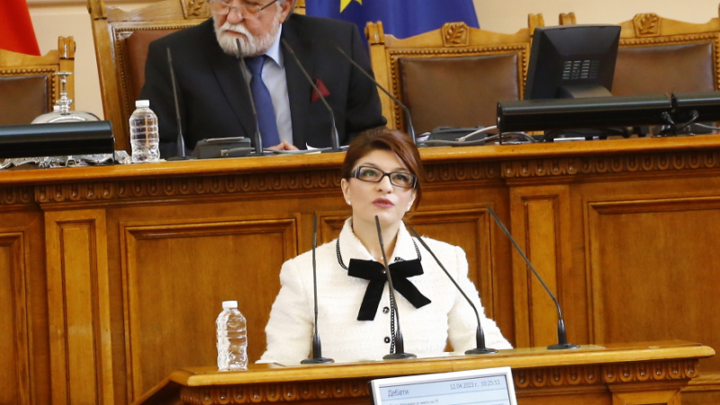 Деси Атанасова протегна ръка за съставяне на кабинет в първата си реч към новия парламент 