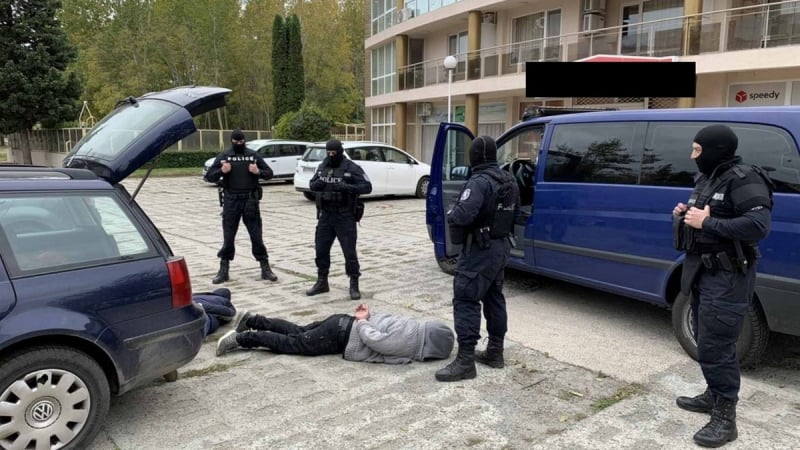 Полицейска акция разтърси Бургас, щракнаха белезници на петима