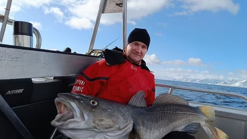 Баща и син извадиха огромно чудовище от морето СНИМКИ