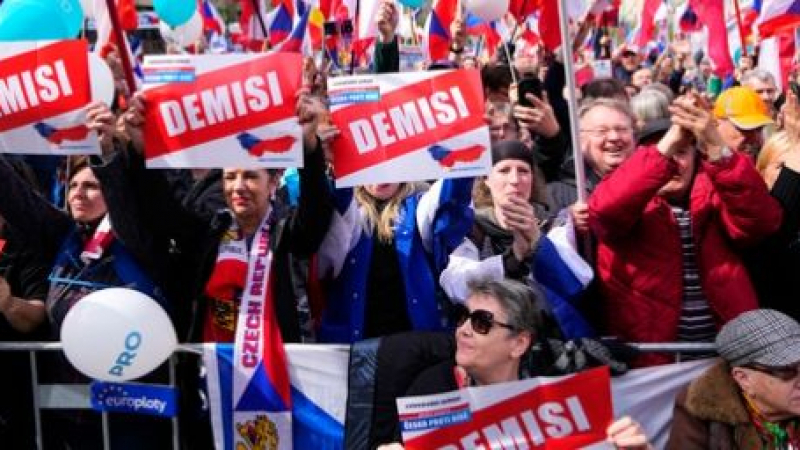 Хиляди гневни чехи окупираха Прага, ето какво поискаха