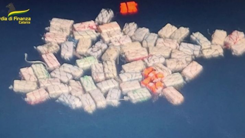 Шокиращо ВИДЕО! Два тона кокаин се носят в морето край Сицилия 