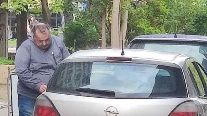 Варненка паркира в София, но като се върна, видя дебел мъж до колата си, който... СНИМКА