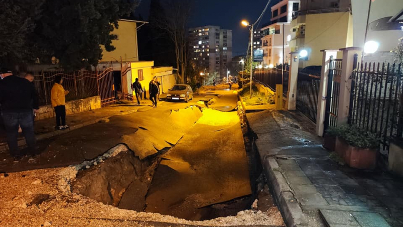 Гръмна магистрален водопровод във Варна, положението е страшно ВИДЕО