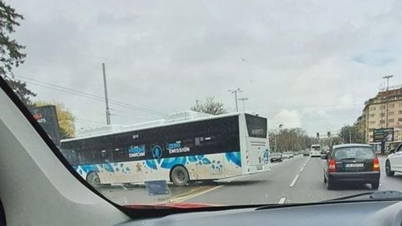 Очевидци втрещени от изпълненията на автобус на софийския градски транспорт на Орлов мост СНИМКИ