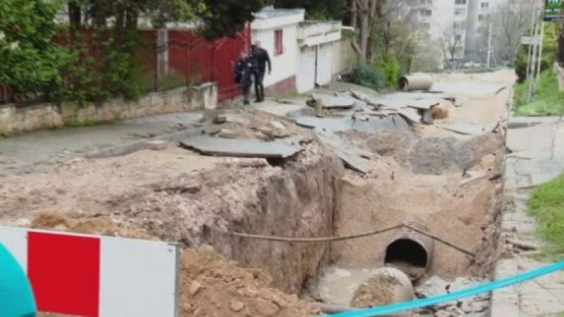 СНИМКИ и ВИДЕО показват какво става във Варна след адското наводнение