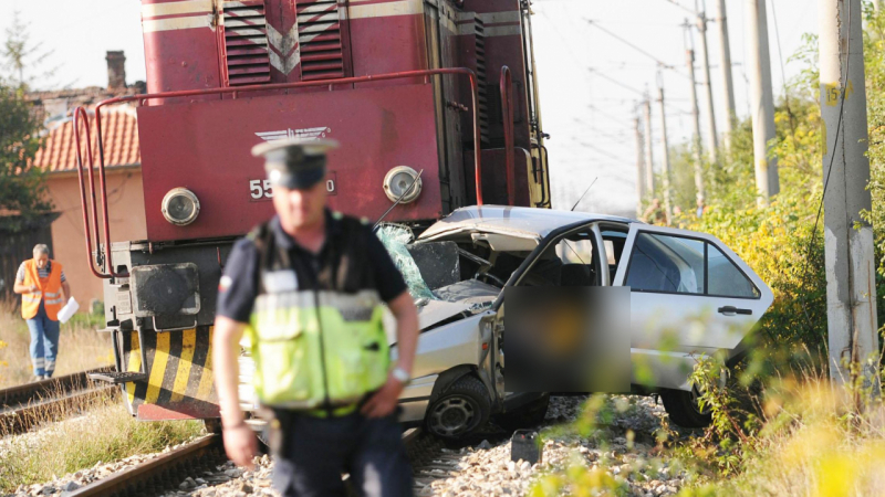 Тежък инцидент в Кюстендилско: Влак помете кола