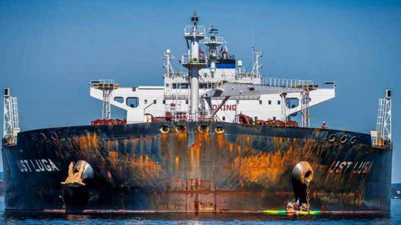 "De Tijd": Милиони тонове руски петрол влизат в ЕС "демократично", през посредници
