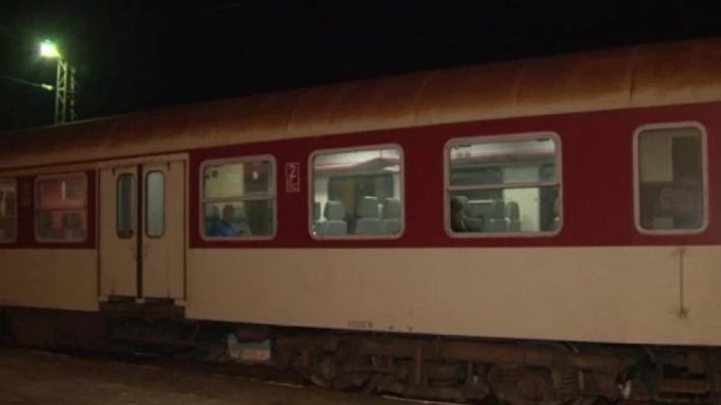 Млад мъж влетя с нож в нощния влак от Бургас за София и ето какво му се случи 