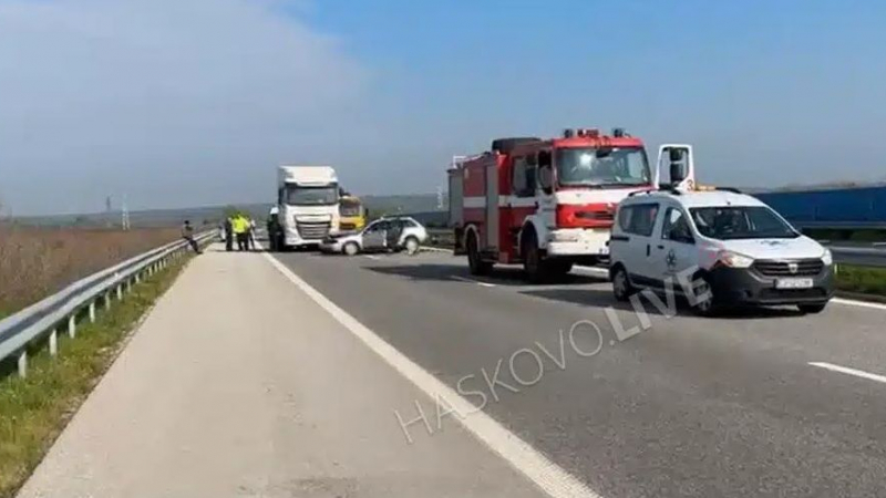 Катастрофа между автомобил и камион затвори АМ „Марица“