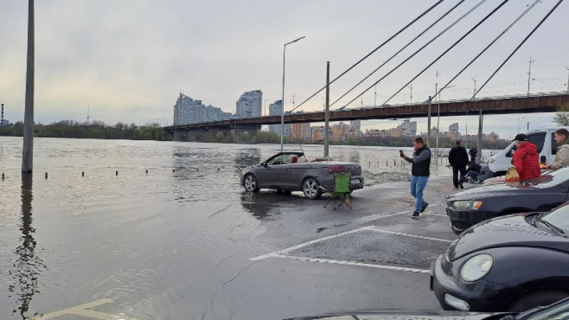 Собственик на Volkswagen удиви всички по време на наводнение СНИМКИ