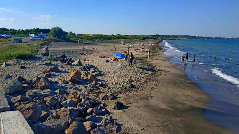 Дръжте се да не паднете от цените на чадър и шезлонг на този плаж в Бургас това лято