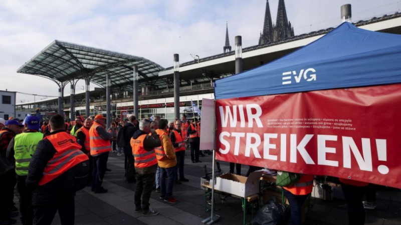 В Германия стачкуват заради заплати, става страшно 