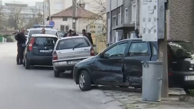 Ужас в Благоевград: 21-годишен шофьор помете 4 коли ВИДЕО