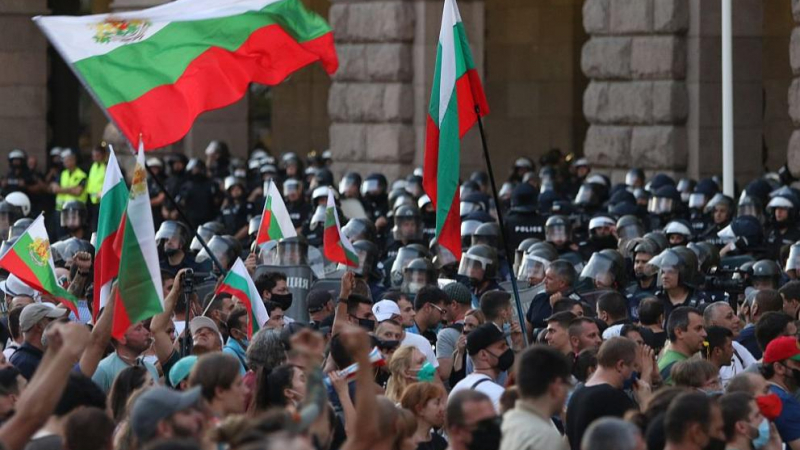 Експерт предупреди за вълна от протести насред политическата криза, причината  