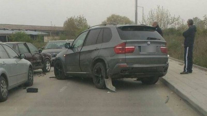 Пиян младеж открадна мощно БМВ и помля 3 коли в Пловдив, сега си скубе косите 