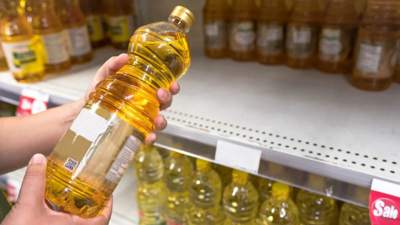 Пак прецакване: Клиентка си купи олио на промоция, но на касата я попариха с друга цена