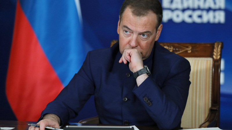 Медведев: Западът много да внимава, че пак ще си изпати Украйна