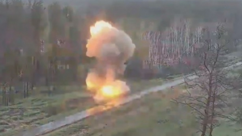 ВИДЕО от войната: Руски войник премина през минно поле и унищожи украински танк