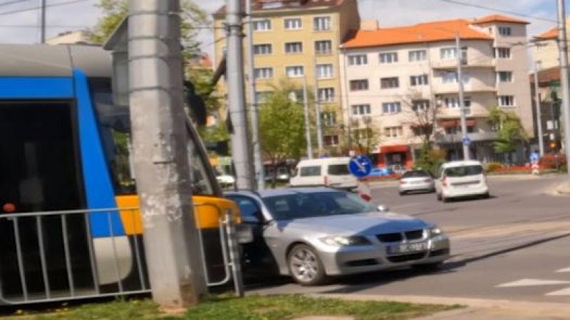 Шофьор на БМВ засече трамвай на Руски паметник в столицата и... ВИДЕО