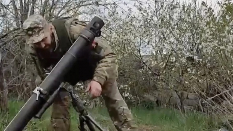 ВИДЕО от войната: Украински снаряди унищожават руски позиции край Горловка