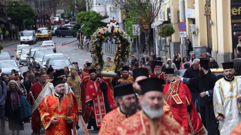 Фоторепортаж в БЛИЦ: Частица от чудодейните мощи на голям светец пристигнаха в София 