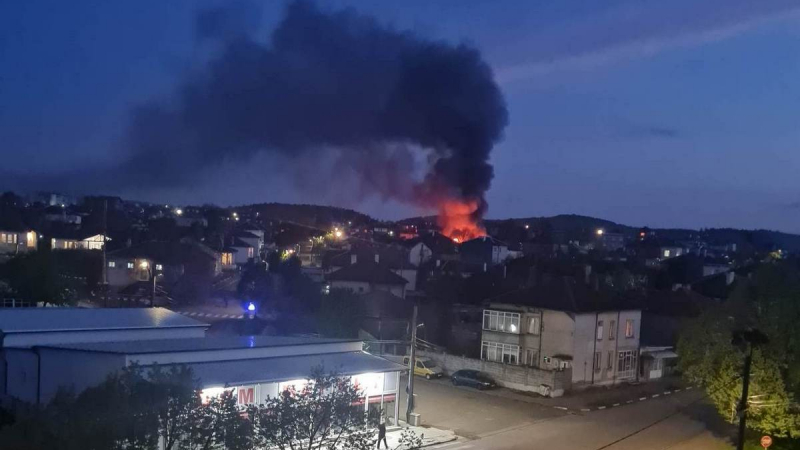 Пламъци обгърнаха къщата на бизнесмен в Средец, чу се мощен взрив и... ВИДЕО 