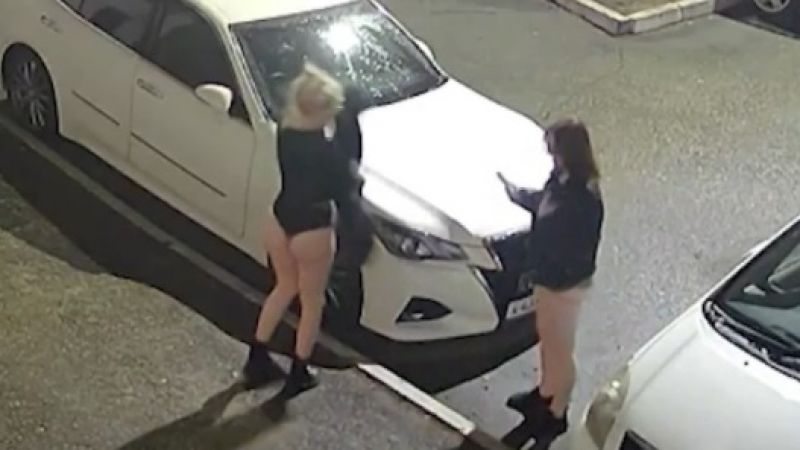 Зрелищни ВИДЕА: Момичета си спретнаха секси фотосесия на капака на кола