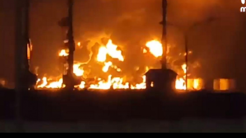 Нощна украинска атака по Севастопол, взривове, бушува огромен пожар ВИДЕО