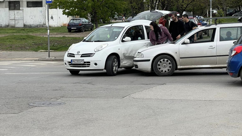 Талант: Две бели коли се смачкаха в празна София СНИМКИ