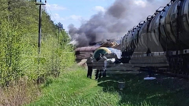 Извънредно: Диверсанти взривиха жп линия и влак с 60 вагона в Брянска област 