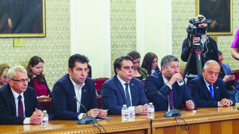 Депутатите на ПП получиха нов СПИСЪК с имената за министри в техния проектокабинет