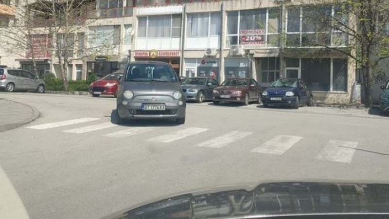 Шофьор запали мрежата с паркирането си във Велико Търново СНИМКА