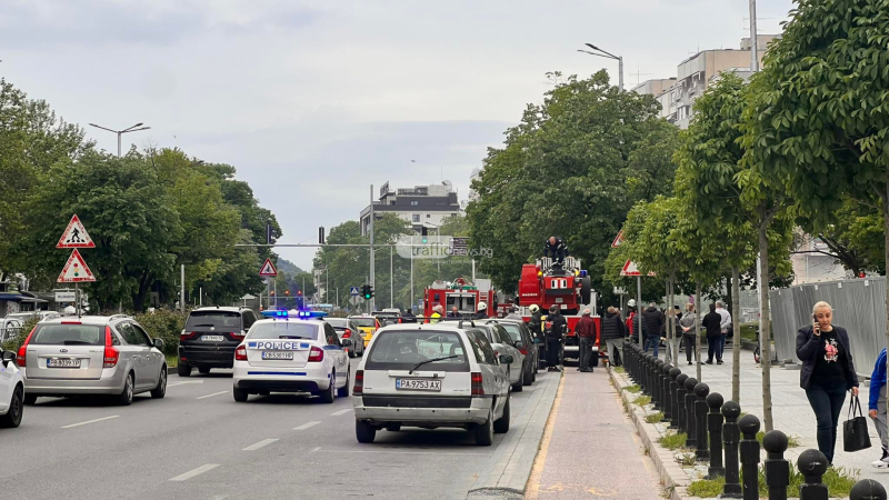 Извънредна ситуация в центъра на Пловдив! Полиция и пожарна са на мястото СНИМКИ