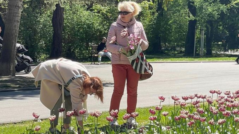 Безобразие! Две дами потресоха мрежата с тази отвратителна постъпка във Варна СНИМКИ 