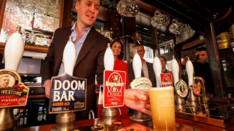 Принц Уилям и Кейт Мидълтън пируват с бира в лондонска кръчма СНИМКИ