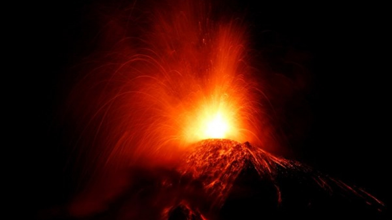 Стотици бягат от изригнал вулкан