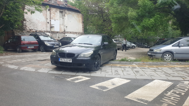 Състезание по дебилщина: Пловдивски джигит вбеси всички с паркирането си СНИМКИ