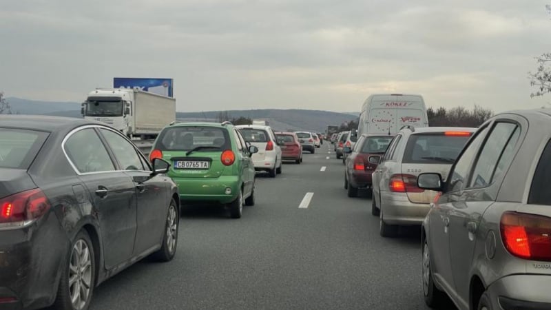 Ад по пътищата на България, шофьорите ще късат нерви, а причината е... 