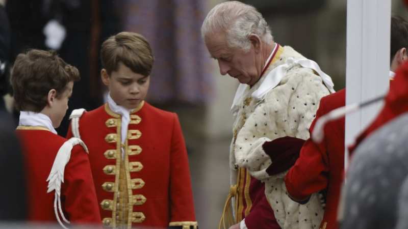 Какви ги свърши принц Джордж на коронацията на дядо му! Пикантни СНИМКИ