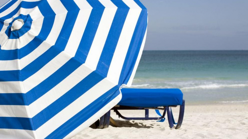 Край на боя по плажовете за чадъри и шезлонги, ето какво ги спира 