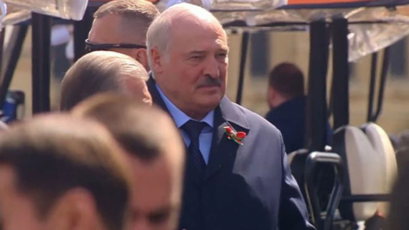 Лукашенко си тръгна с линейка от парада в Москва, какво се случва с президента ВИДЕО 