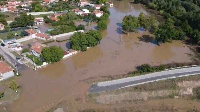 Невиждана водна стихия опустошава до дъно град в Търновско
