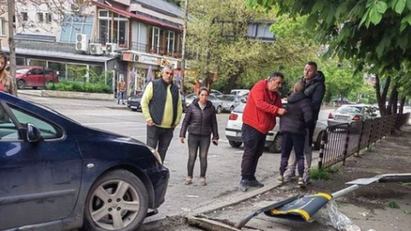 Първо в БЛИЦ! Ето истината за детето, което се разби с кола в столична спирка!