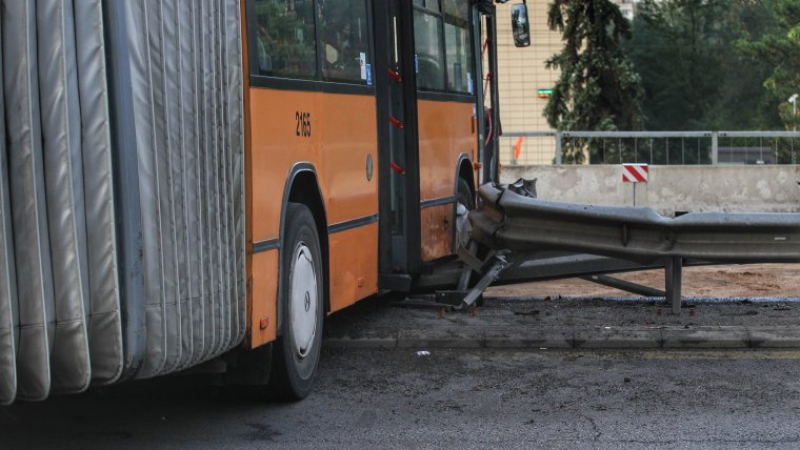 Сигнал до БЛИЦ! Нова жестока катастрофа в София, човек е под автобус на градския транспорт ВИДЕО