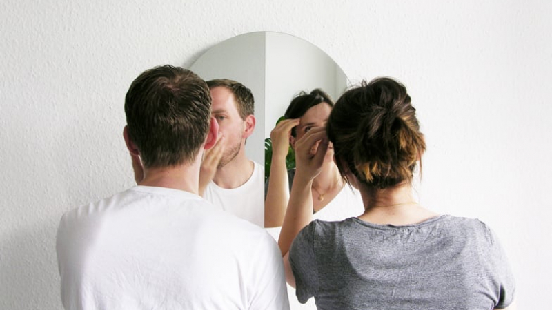 Никога не правете тези 5 неща пред огледалото